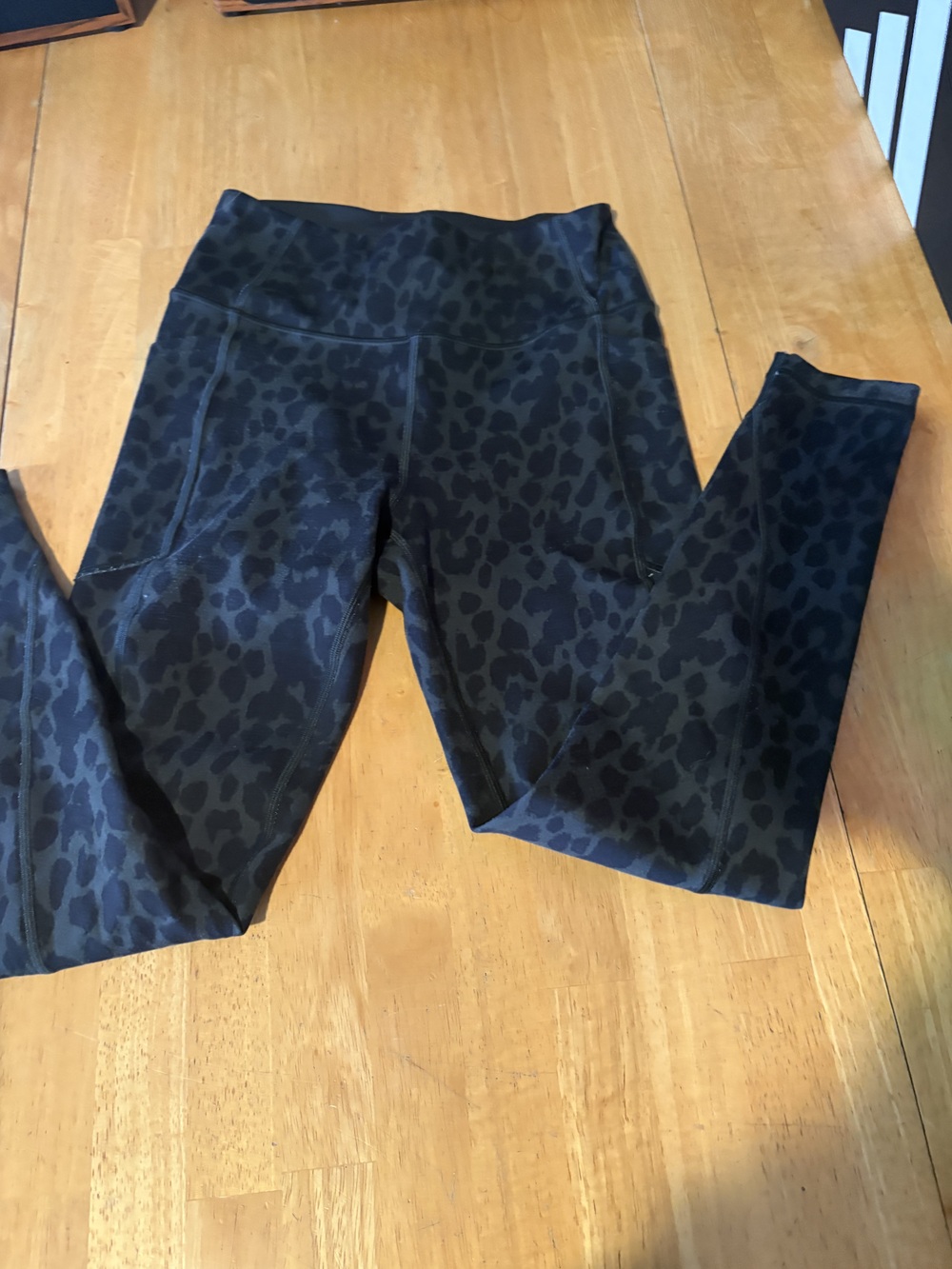 Victoria's Secret Women's Leggings Black Gray Leopard Print Size 4 Pocket Active